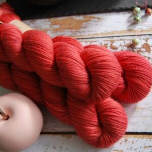 une-louve-dans-les-bois-5-laine-artisanal-teinte-main-DK-merino-coeur-de-cerise une-louve-dans-les-bois-5-laine-artisanal-teinte-main-DK-merino-coeur-de-cerise