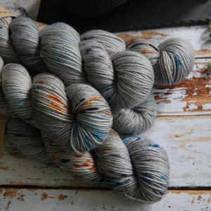 une-louve-dans-les-bois-5-laine-artisanal-teinte-main-DK-merino-epaves-en-mer-d-iroise