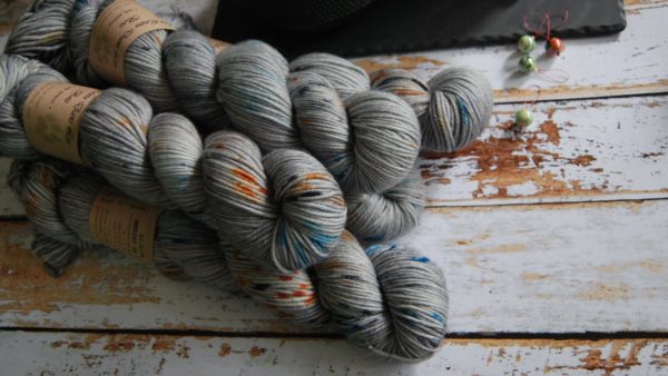 une-louve-dans-les-bois-5-laine-artisanal-teinte-main-DK-merino-epaves-en-mer-d-iroise