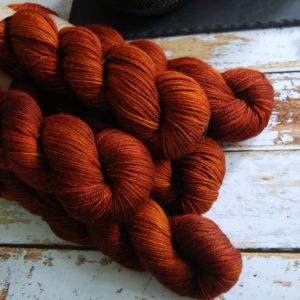 une-louve-dans-les-bois-5-laine-artisanal-teinte-main-DK-merino-fall