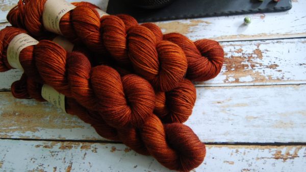 une-louve-dans-les-bois-5-laine-artisanal-teinte-main-DK-merino-fall