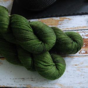 une-louve-dans-les-bois-5-laine-artisanal-teinte-main-DK-merino-broceliande