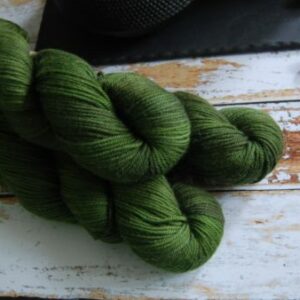 une-louve-dans-les-bois-5-laine-artisanal-teinte-main-DK-merino-broceliande une-louve-dans-les-bois-5-laine-artisanal-teinte-main-DK-merino-broceliande