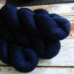 une-louve-dans-les-bois-5-laine-artisanal-teinte-main-DK-merino-sailors-and-fishermen une-louve-dans-les-bois-5-laine-artisanal-teinte-main-DK-merino-sailors-and-fishermen