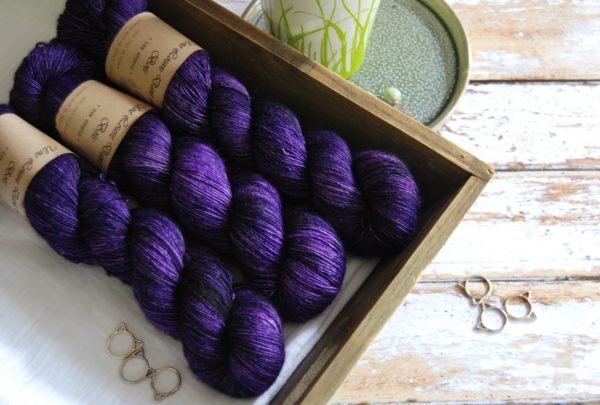 une-louve-dans-les-bois-5-merino-artisanal-teinte-main-single-1001-nuits