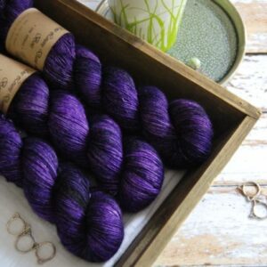 une-louve-dans-les-bois-5-merino-artisanal-teinte-main-single-1001-nuits une-louve-dans-les-bois-5-merino-artisanal-teinte-main-single-1001-nuits