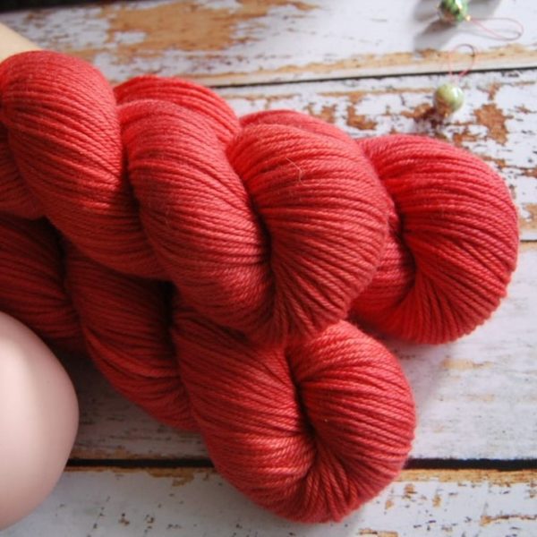 une-louve-dans-les-bois-6-laine-artisanal-teinte-main-DK-merino-coeur-de-cerise