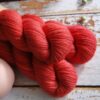 une-louve-dans-les-bois-6-laine-artisanal-teinte-main-DK-merino-coeur-de-cerise une-louve-dans-les-bois-6-laine-artisanal-teinte-main-DK-merino-coeur-de-cerise