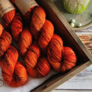 une-louve-dans-les-bois-6-merino-artisanal-teinte-main-single-au-coin-du-feu