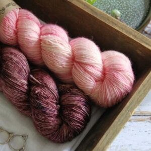 une-louve-dans-les-bois-7-laine-artisanal-teinte-main-single-solene-knits une-louve-dans-les-bois-7-laine-artisanal-teinte-main-single-solene-knits