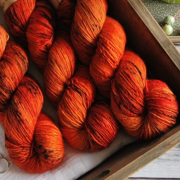 une-louve-dans-les-bois-7-merino-artisanal-teinte-main-single-au-coin-du-feu