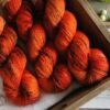 une-louve-dans-les-bois-7-merino-artisanal-teinte-main-single-au-coin-du-feu AU COIN DU FEU
