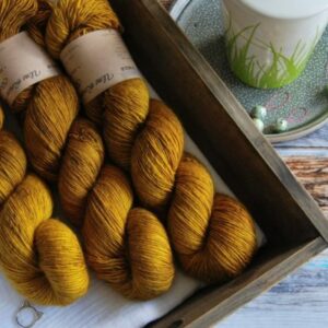 une-louve-dans-les-bois-7-merino-artisanal-teinte-main-single-ruée-vers-l-or une-louve-dans-les-bois-7-merino-artisanal-teinte-main-single-ruée-vers-l-or