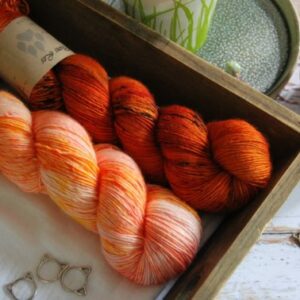 une-louve-dans-les-bois-8-laine-artisanal-teinte-main-single-solene-knits une-louve-dans-les-bois-8-laine-artisanal-teinte-main-single-solene-knits