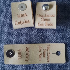 une-louve-dans-les-bois-etiquette-rivet-beige