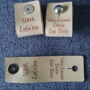 une-louve-dans-les-bois-etiquette-rivet-beige une-louve-dans-les-bois-etiquette-rivet-beige