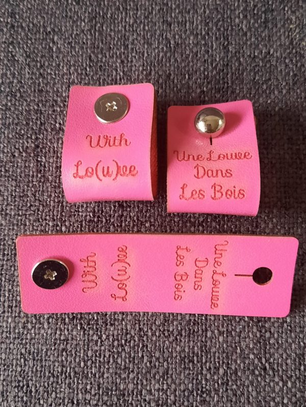 une-louve-dans-les-bois-etiquette-rivet-fushia