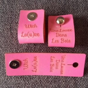 une-louve-dans-les-bois-etiquette-rivet-fushia