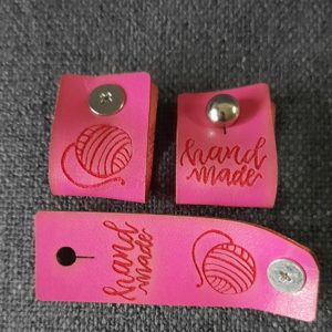 une-louve-dans-les-bois-etiquette-rivet-hand-made-fushia