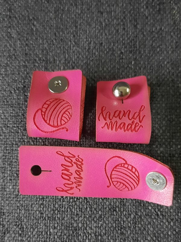 une-louve-dans-les-bois-etiquette-rivet-hand-made-fushia