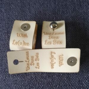 une-louve-dans-les-bois-etiquette-rivet-made-vanille une-louve-dans-les-bois-etiquette-rivet-made-vanille