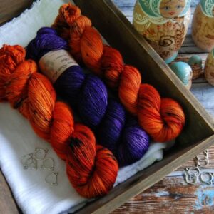 une-louve-dans-les-bois-kit-millesime-laine-artisanale-teinte-main-france-single-twist-fine-au-coin-du-feu-1001-nuits une-louve-dans-les-bois-kit-millesime-laine-artisanale-teinte-main-france-single-twist-fine-au-coin-du-feu-1001-nuits
