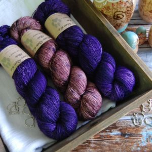 une-louve-dans-les-bois-kit-millesime-laine-artisanale-teinte-main-france-single-twist-fine-blueberry-sorbet-1001-nuits