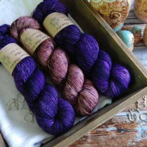 une-louve-dans-les-bois-kit-millesime-laine-artisanale-teinte-main-france-single-twist-fine-blueberry-sorbet-1001-nuits une-louve-dans-les-bois-kit-millesime-laine-artisanale-teinte-main-france-single-twist-fine-blueberry-sorbet-1001-nuits