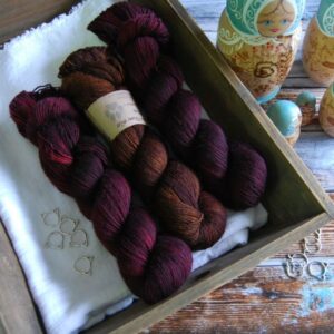 une-louve-dans-les-bois-kit-millesime-laine-artisanale-teinte-main-france-single-twist-fine-erable-en-automne-l-odeur-du-bois une-louve-dans-les-bois-kit-millesime-laine-artisanale-teinte-main-france-single-twist-fine-erable-en-automne-l-odeur-du-bois