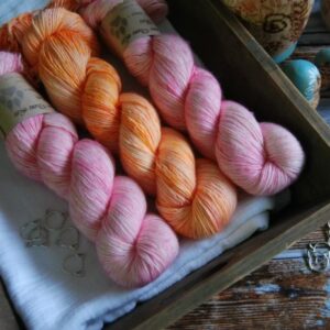 une-louve-dans-les-bois-kit-millesime-laine-artisanale-teinte-main-france-single-twist-fine-little-lady-marmelade-d-agrumes une-louve-dans-les-bois-kit-millesime-laine-artisanale-teinte-main-france-single-twist-fine-little-lady-marmelade-d-agrumes