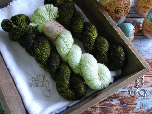 une-louve-dans-les-bois-kit-millesime-laine-artisanale-teinte-main-france-single-twist-fine-minty-foret-noire