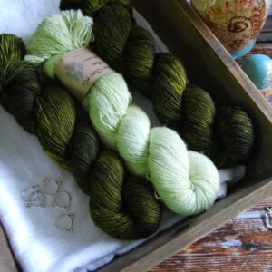 une-louve-dans-les-bois-kit-millesime-laine-artisanale-teinte-main-france-single-twist-fine-minty-foret-noire une-louve-dans-les-bois-kit-millesime-laine-artisanale-teinte-main-france-single-twist-fine-minty-foret-noire
