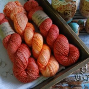 une-louve-dans-les-bois-kit-millesime-laine-artisanale-teinte-main-france-single-twist-fine-palais-des-vents-marmelade-d-agrumes une-louve-dans-les-bois-kit-millesime-laine-artisanale-teinte-main-france-single-twist-fine-palais-des-vents-marmelade-d-agrumes