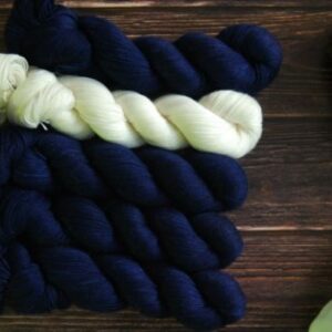 une-louve-dans-les-bois-kit-popeye-laine-artisanale-teinte-main-france-single-twist-fine-l-original une-louve-dans-les-bois-kit-popeye-laine-artisanale-teinte-main-france-single-twist-fine-l-original