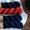 une-louve-dans-les-bois-kit-popeye-laine-artisanale-teinte-main-france-single-twist-fine-marin-pompier-2