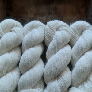 une-louve-dans-les-bois-laine-artisanal-teinte-main-angora-1