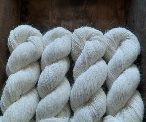 une-louve-dans-les-bois-laine-artisanal-teinte-main-angora-1