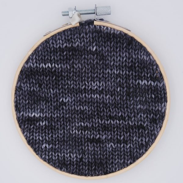 une-louve-dans-les-bois-nuancier-laine-artisanale-teinte-main-france-single-twist-fine-sock-graphite